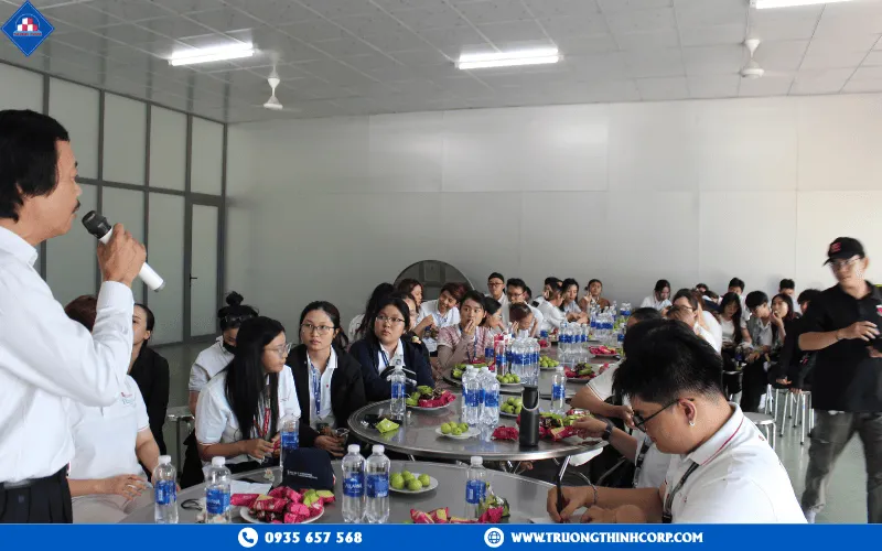 Mr. Dang Ba Cuong sharing his insights with the students