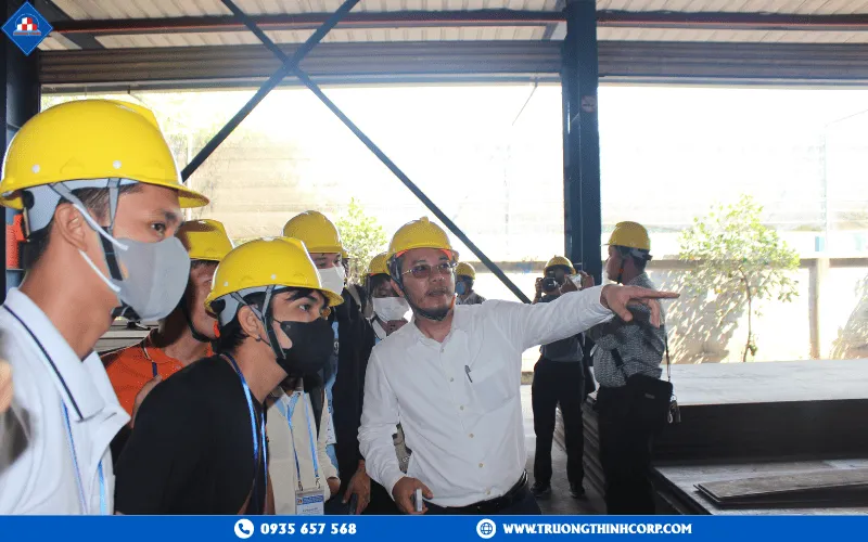 Mr. Tran Quang Phat – Deputy General Director – introduces the production line