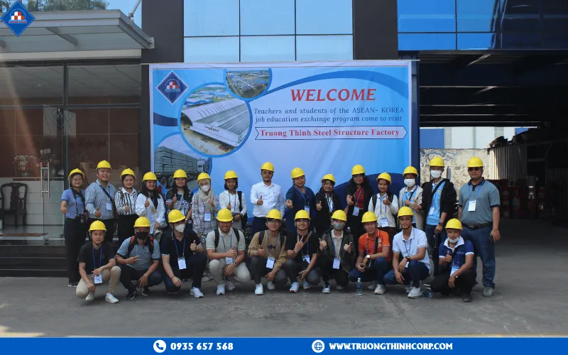 The delegation visits the factory office