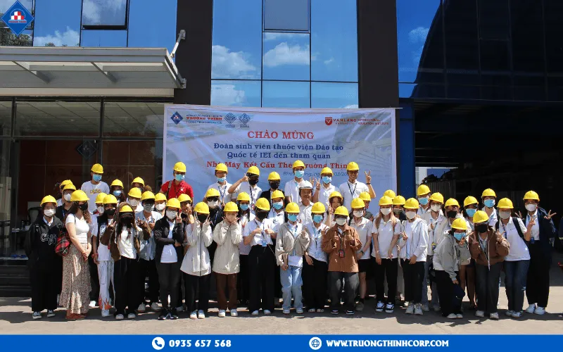 The visiting delegation took a commemorative photo in front of the factory office