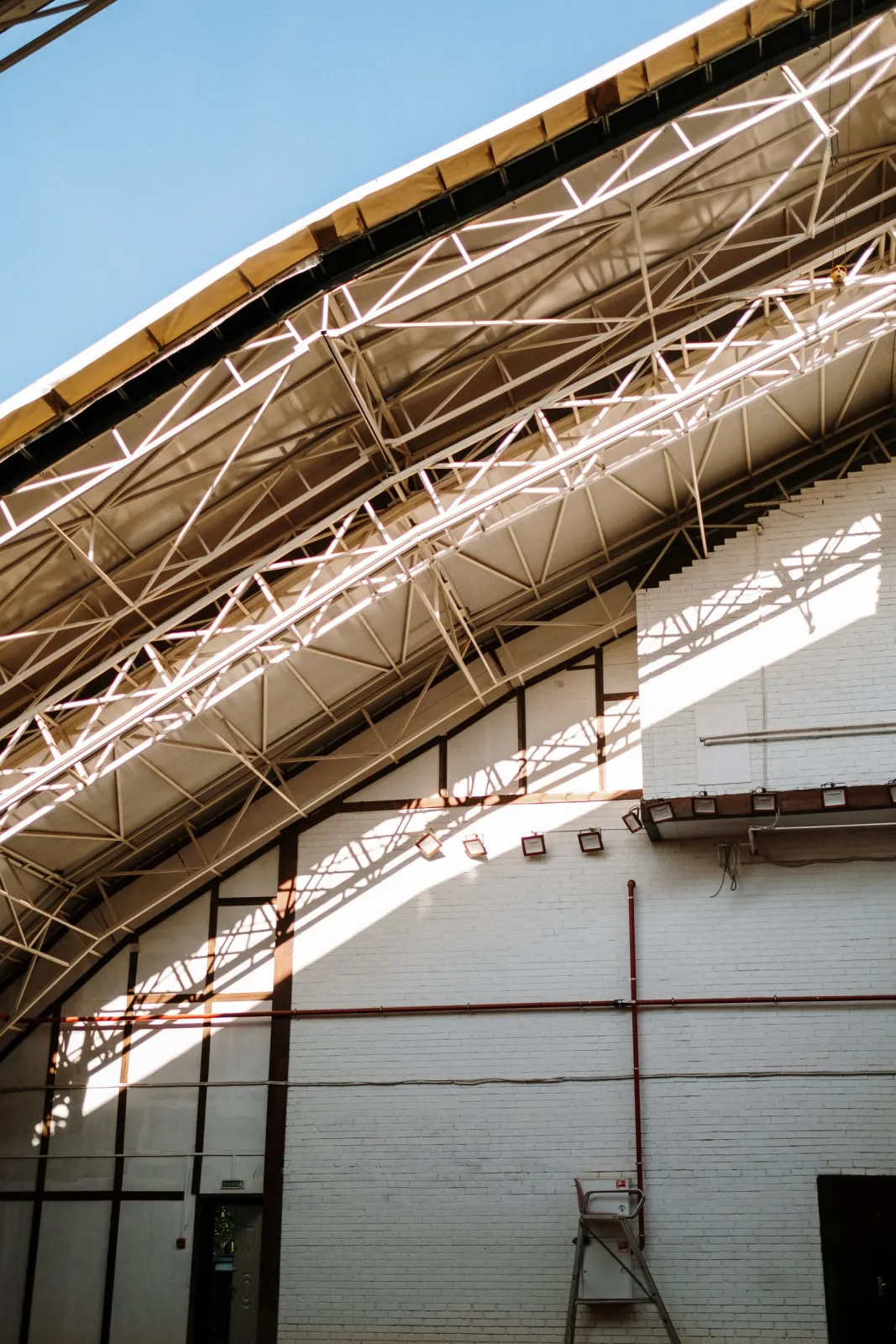 Steel truss roof structure with triangulated members supporting a long-span industrial building
