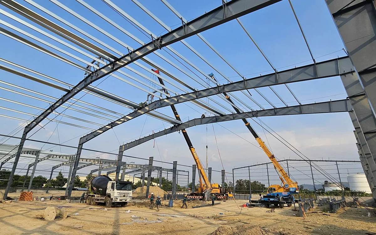 Steel portal frame erection with mobile cranes at the Highland Star animal feed factory project