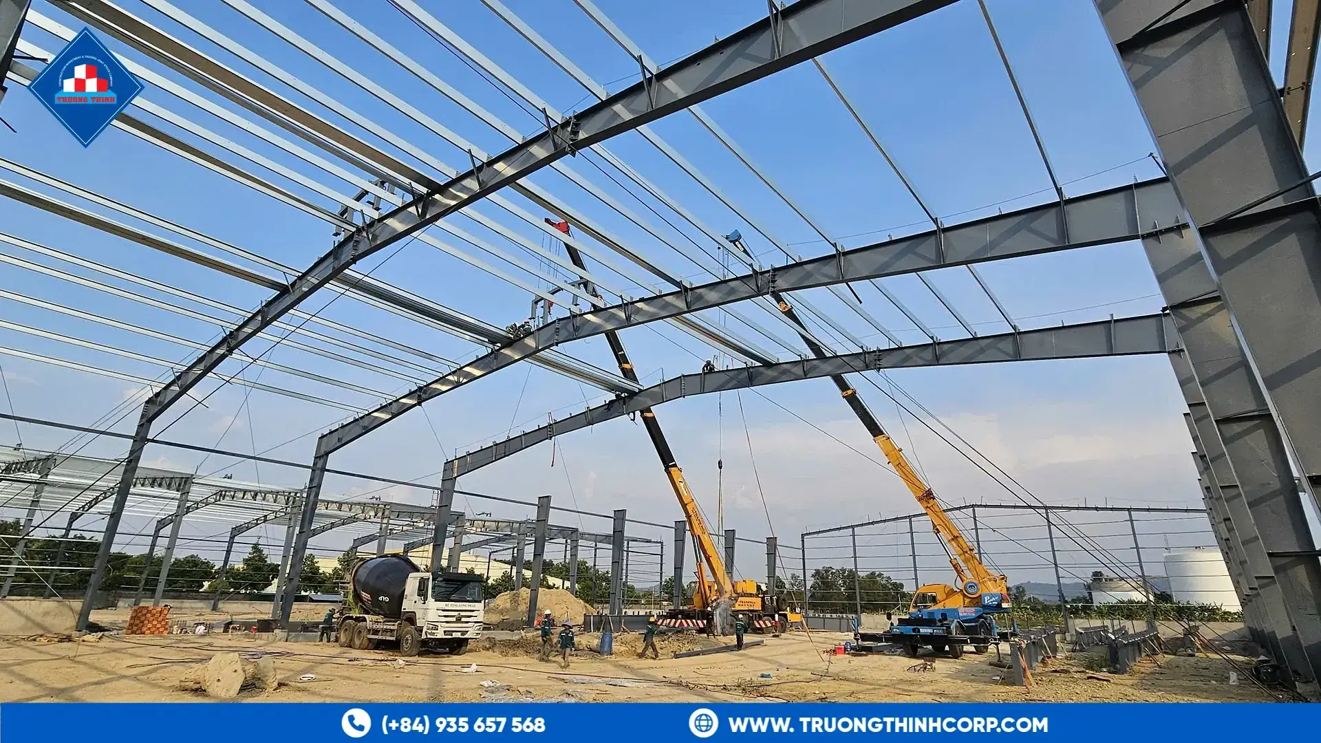 Steel portal frame erection with mobile cranes at the Highland Star animal feed factory project